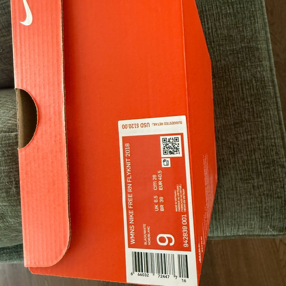 Nike Women's Free RN Flyknit 2018 - Black & white.